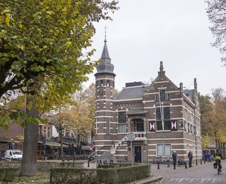 Voorkant raadhuis aan de Lind 56