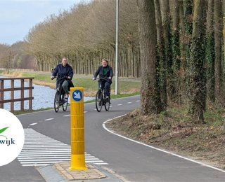Twee fietsers op een fietspad