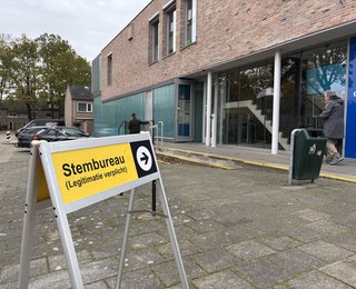 voorkant de Coppele met bord stembureau