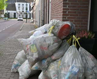 PMD zakken op een stapel