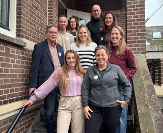 Leden werkgroep kletsklopjes op trap raadhuis