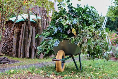 grof tuinafval in kruiwagen