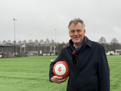 burgemeester Hans Janssen op voetbalveld