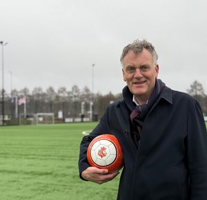 burgemeester Hans Janssen op voetbalveld