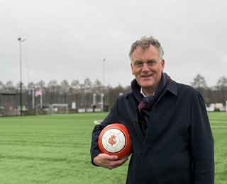 burgemeester Hans Janssen op voetbalveld