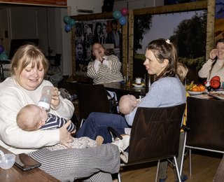 Moeders met elkaar in gesprek