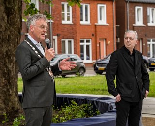 Burgemeester Janssen onthult kunstwerk op KVL-terrein.