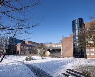 gemeentekantoor in sneeuw en blauwe lucht