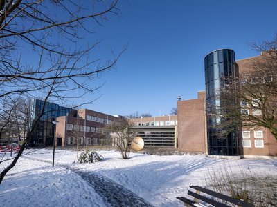 gemeentekantoor in sneeuw en blauwe lucht