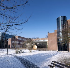 gemeentekantoor in sneeuw en blauwe lucht