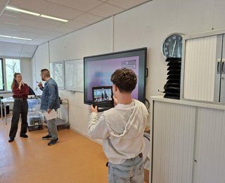 Leerling filmt docenten