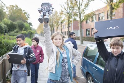 Kinderen zamelen elektronisch afval in