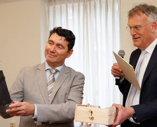 Eric Logister krijgt beeldje uit handen van Hans Janssen