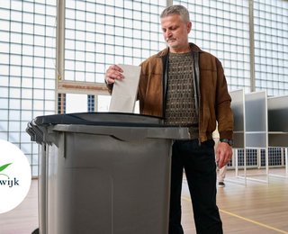 Man stopt stembiljet in de stemcontainer