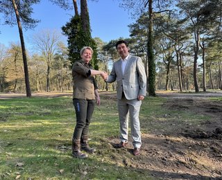 Wethouder Eric Logister en Gerrie Eggels, gebiedsmanager Natuurmonumenten Midden-Brabant