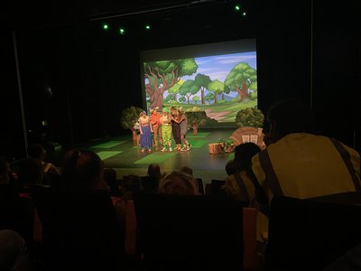 Theaterpodium met toneelspelers