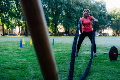 Vrouw aan het sporten met touwen in de buitenlucht