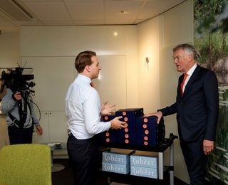 Hans Janssen in gesprek met RTL 4 verslaggever